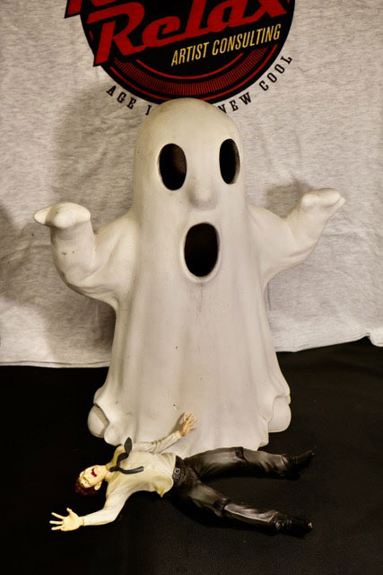 Geist mit Puppe, die am Boden liegt