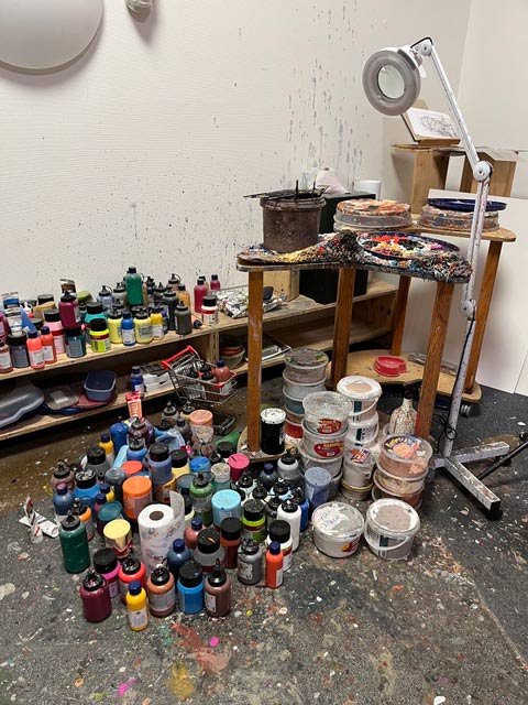 K&uuml;nster-Atelier mit vielen Farbbeh&auml;ltern